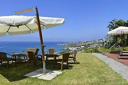别墅 Ischia Sleeps 12 Pool Wifi 伊斯基亚